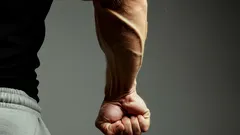 Mehr Griffkraft zu Hause: 2 Übungen, die Hände und Unterarme spürbar stärker machen