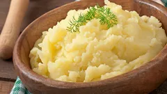 Eier, Milch und Butter braucht es nicht: Was man ins Kartoffelpüree geben kann, damit es richtig gut schmeckt