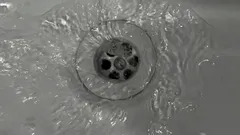 Küchenabfluss reinigen ohne Chemie-Cocktail: 3 sichere Methoden gegen Fettverstopfung