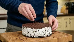 Zarter, cremiger Kühlschrankkuchen ohne Backen mit leckerem Kakaotopping: ideal für stressige Tage