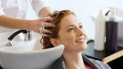 Haare färben: besser auf sauberem oder ungewaschenem Haar? Das sagt der Experte