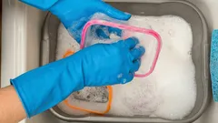 So reinigen Sie Plastikbehälter, damit sie wieder wie neu sind: Was Sie dem Spülwasser hinzufügen sollten