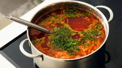 Warum man den Schöpflöffel nicht im Topf lassen sollte: Gründe, warum Sie sich diese schlechte Gewohnheit abgewöhnen sollten