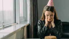 Was sagt die Psychologie dazu, dass du deinen Geburtstag lieber allein verbringst?