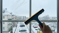 Kratzer aus Glas entfernen: 4 Hausmittel, die feine Kratzer weniger sichtbar machen