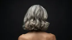 Graue Haare färben: So wählen Sie einen Farbton, der natürlich wirkt und graue Haare gut abdeckt