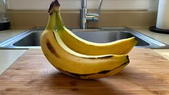 Ein einfacher Trick, um Bananen frisch zu halten und ihre Bräunung doppelt so lange zu verhindern.